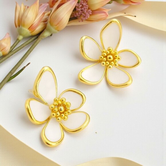 🆕️Chic Blossom Bling: 14K Gold Plated Camelia Cute Dainty Stud Earrings 🌸✨ - Picture 9 of 12